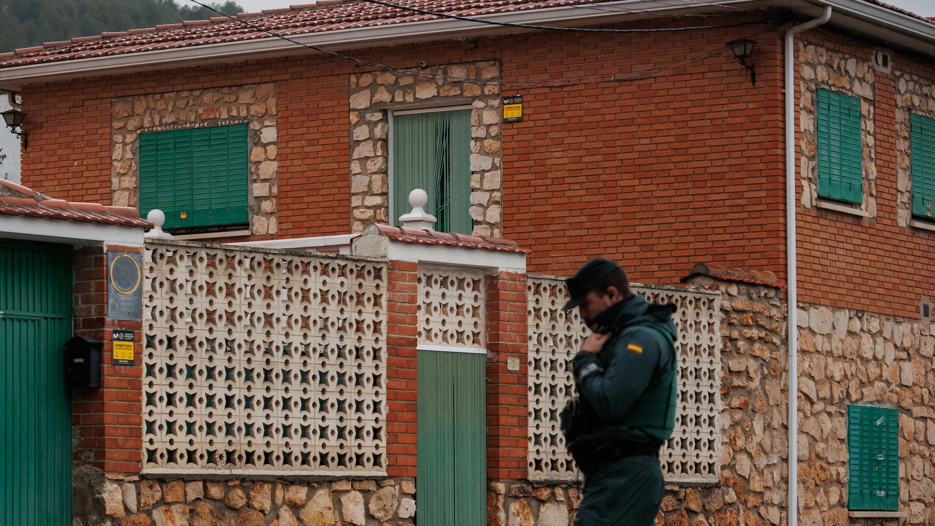 Fachada de la casa donde han hallado a tres hermanos ancianos asesinados y quemados, a 19 de enero de 2024, en Morata de Tajuña, Madrid (España). La Guardia Civil baraja el ajuste de cuentas por una deuda relacionada con una estafa amorosa como principal hipótesis de los asesinatos de los tres hermanos de avanzada edad. Los cadáveres fueron hallados ayer, jueves 18 de enero, en una vivienda de Morata de Tajuña. Las edades comprendidas de los tres hermanos oscilaban entre los 70 y 80 años. 19...