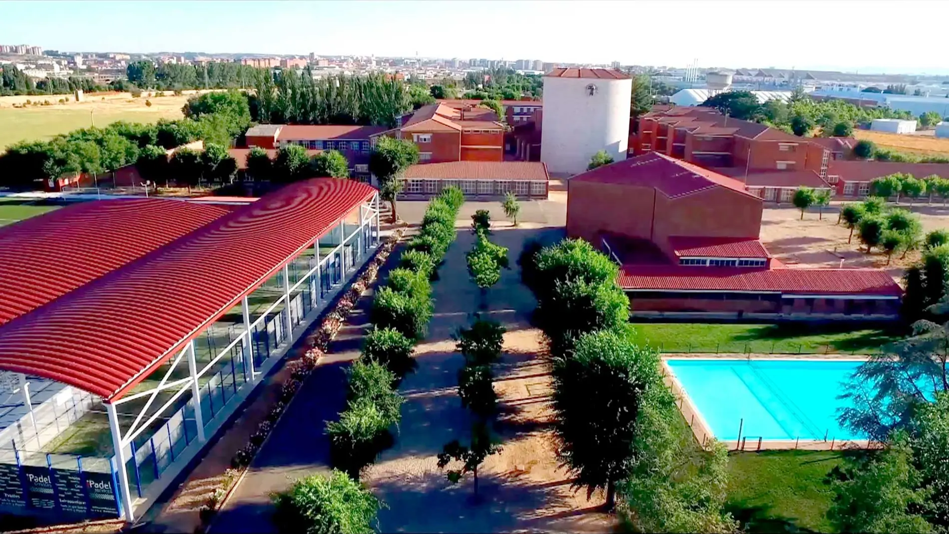 Además de una educación personalizada basada en los principios de la Orden de Predicadores, Dominicos, el centro está situado en un marco inmejorable, en plena naturaleza y sin ruidos que puedan alterar el trascurso de las clases