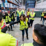 Ayuso visita la plataforma logística de la sociedad cooperativa de distribución alimentaria Covirán