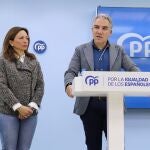 Elías Bendodo y Patricia Navarro