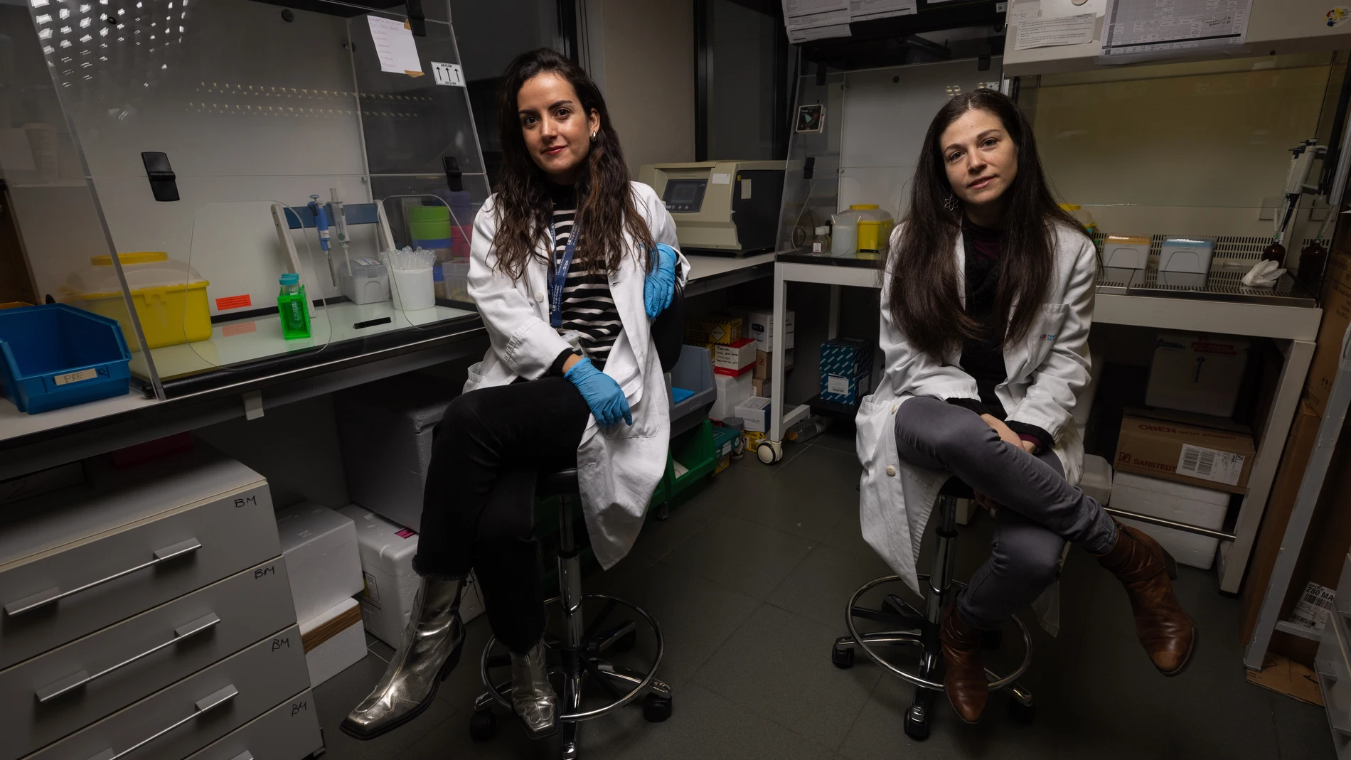 Las doctoras María Linares y Alba Rodríguez en el laboratorio del hospital 12 de octubre