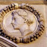 Medallón de Grace Kelly en la fachada del Ayuntamiento de Sevilla