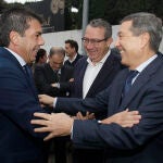 El presidente de la Generalitat, Carlos Mazón, saluda al conseller de Sanidad, Marciano Gómez, en presencia del presidente de la Diputación de Alicante, Toni Pérez, hoy antes de la conferencia "El reto de lograr una Sanidad de excelencia". 