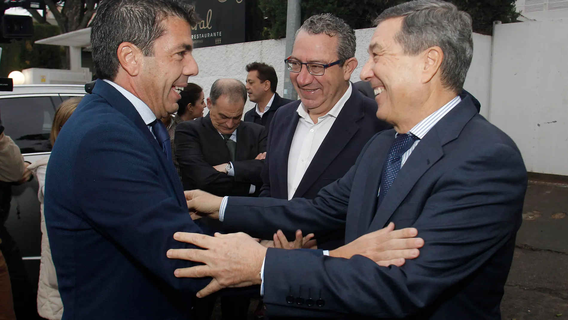 El presidente de la Generalitat, Carlos Mazón, saluda al conseller de Sanidad, Marciano Gómez, en presencia del presidente de la Diputación de Alicante, Toni Pérez, hoy antes de la conferencia "El reto de lograr una Sanidad de excelencia".
