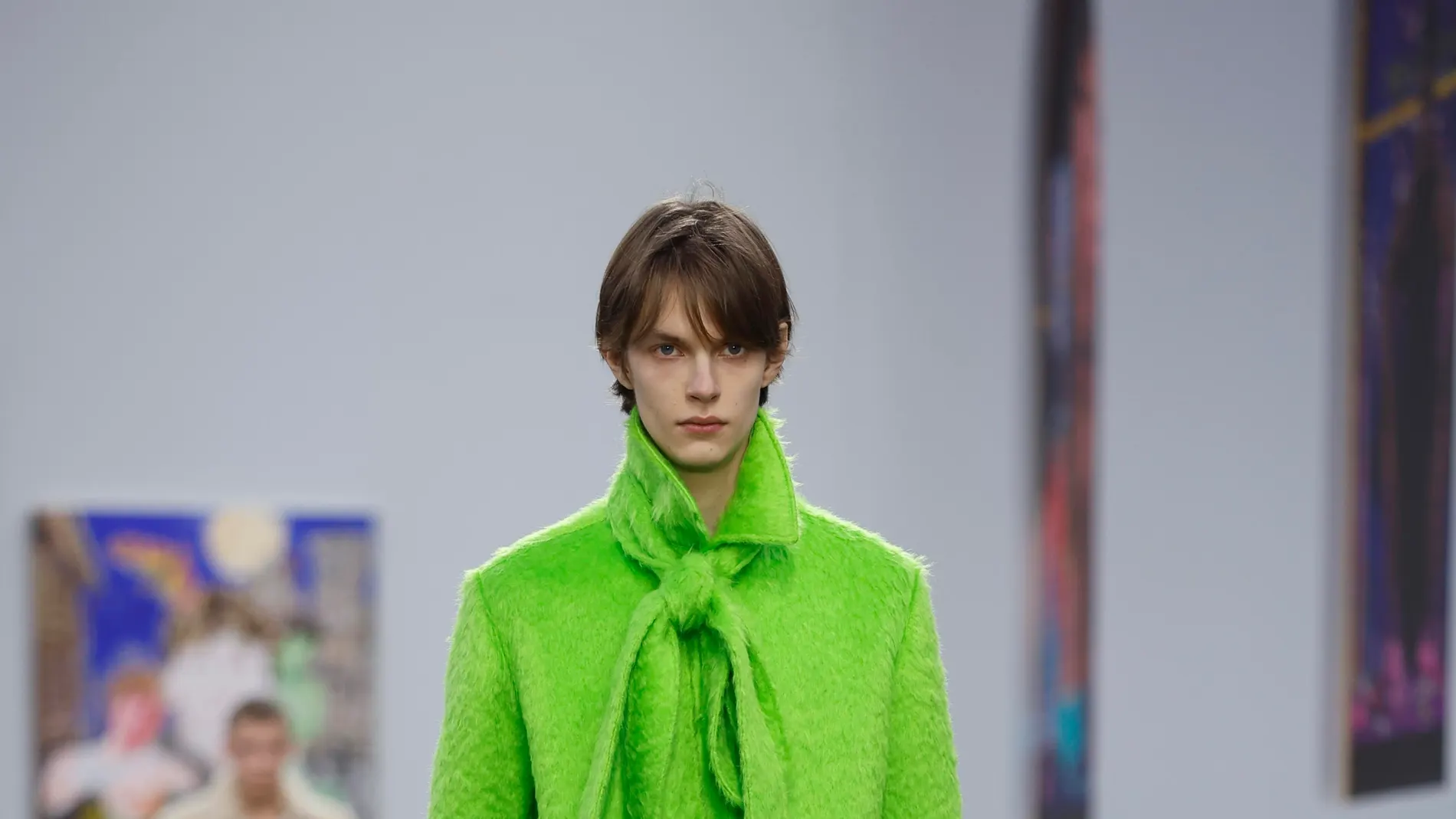 Paris (France), 20/01/2024.- A model presents a creation from the Fall/Winter 2024/2025 Collection by Loewe during the Paris Fashion Week, in Paris, France, 20 January 2024. The presentation of the Men's collections runs from 16 to 21 January 2024. (Moda, Francia) EFE/EPA/YOAN VALAT