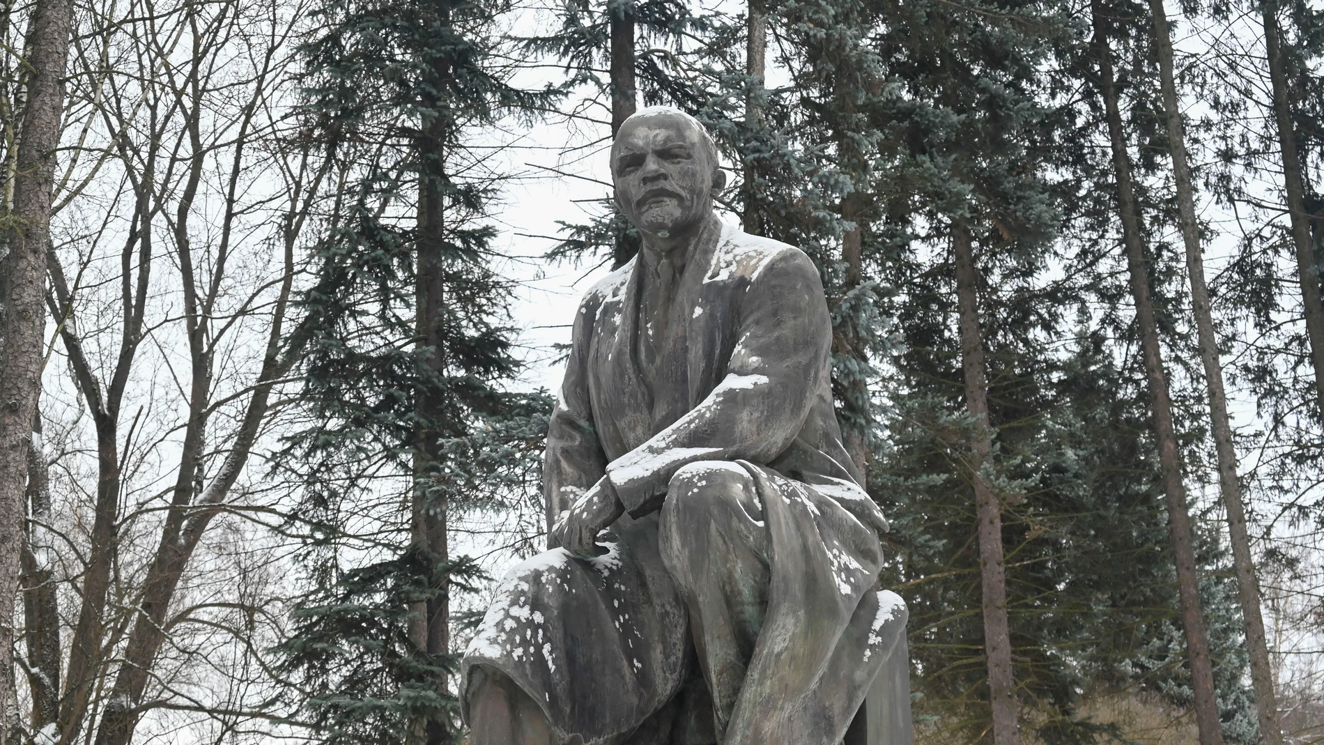 MOSCÚ (RUSIA), 20/01/2024.- Vista de una estatua de Lenin en el exterior de su mausoleo en Moscú. El Kremlin ha silenciado, al igual que ocurriera con la Revolución Bolchevique, el centenario de la muerte de Vladímir Lenin, cuya figura se ha convertido en un estorbo para las actuales autoridades, empeñadas en revisar la desintegración de la Unión Soviética. EFE/ Ignacio Ortega