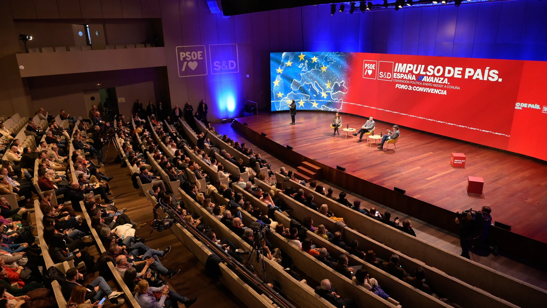 (I-D) La eurodiputada Laura Ballarín; el presidente del Principado de Asturias, Adrián Barbón y el candidato a Lehendakari, Eneko Andueza, durante la convención política del PSOE, a 20 de enero de 2024, en A Coruña, Galicia (España). El PSOE celebra durante el fin de semana su Convención Política bajo el lema ‘Impulso de país’. Durante el encuentro, que se celebra durante el fin de semana, el PSOE busca actualizar su ideario con una serie de resoluciones que marcan los cuatro años de legislat...