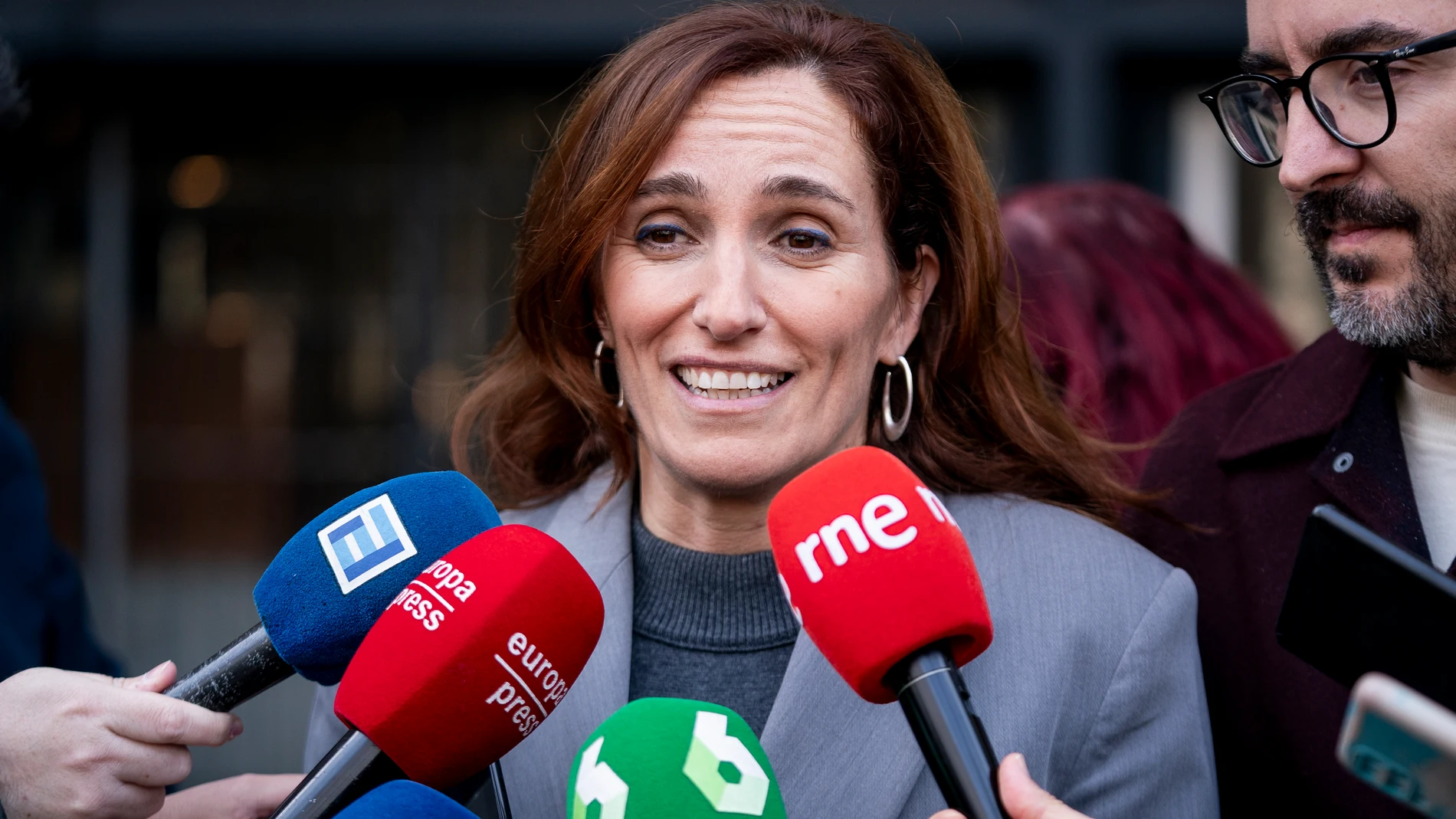 La ministra de Sanidad, Mónica García, ofrece unas declaraciones a la prensa, tras su visita a los aspirantes que se presentan al examen MIR, en el Ministerio de Sanidad, a 20 de enero de 2024, en Madrid (España). En esta convocatoria habrá 13.990 aspirantes, lo que supone una subida del 10,4% con respecto al 2023, es decir, se presentarán 1.315 candidatos más. Estos 13.990 recién graduados que han sido admitidos al examen MIR optarán a 8.772 plazas (de las que 2.492 se destinan a Medicina de...