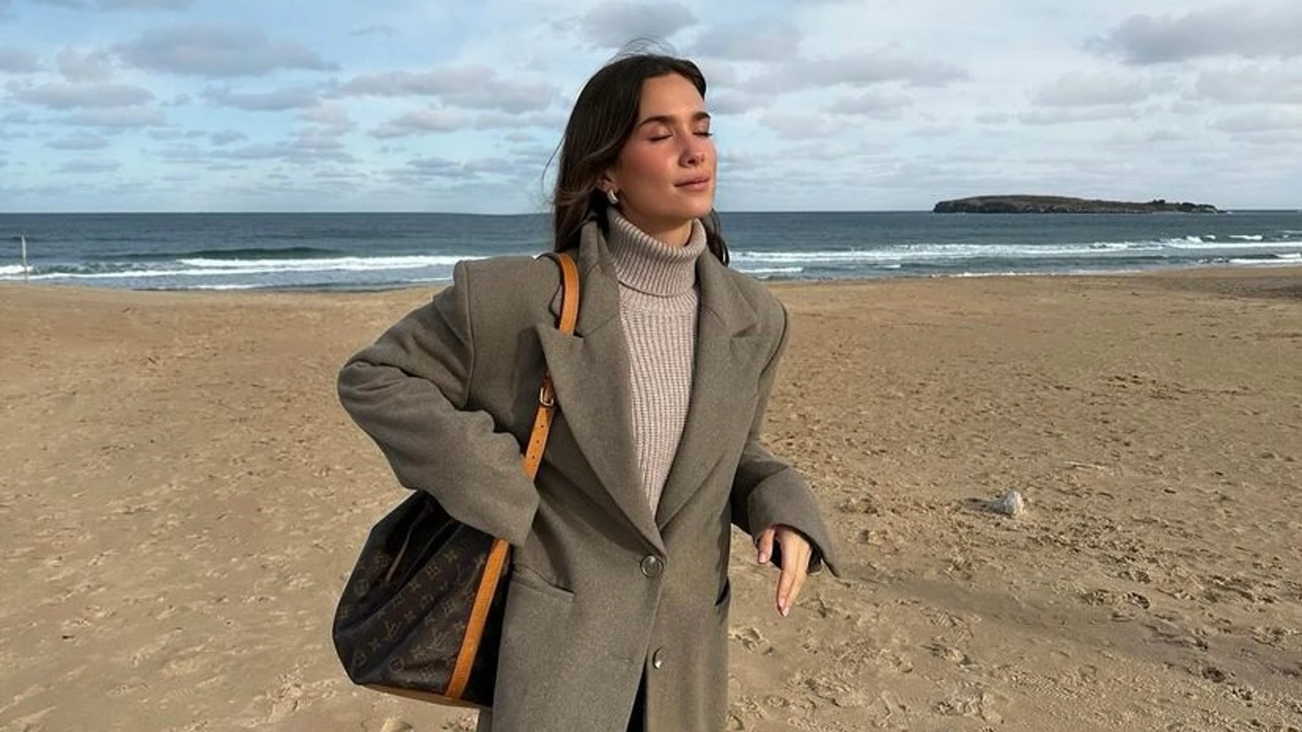 María Pombo con jersey de punto cuello alto.