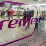MADRID.-Renfe lanza un sistema de notificaciones para los usuarios a través de su aplicación y WhatsApp