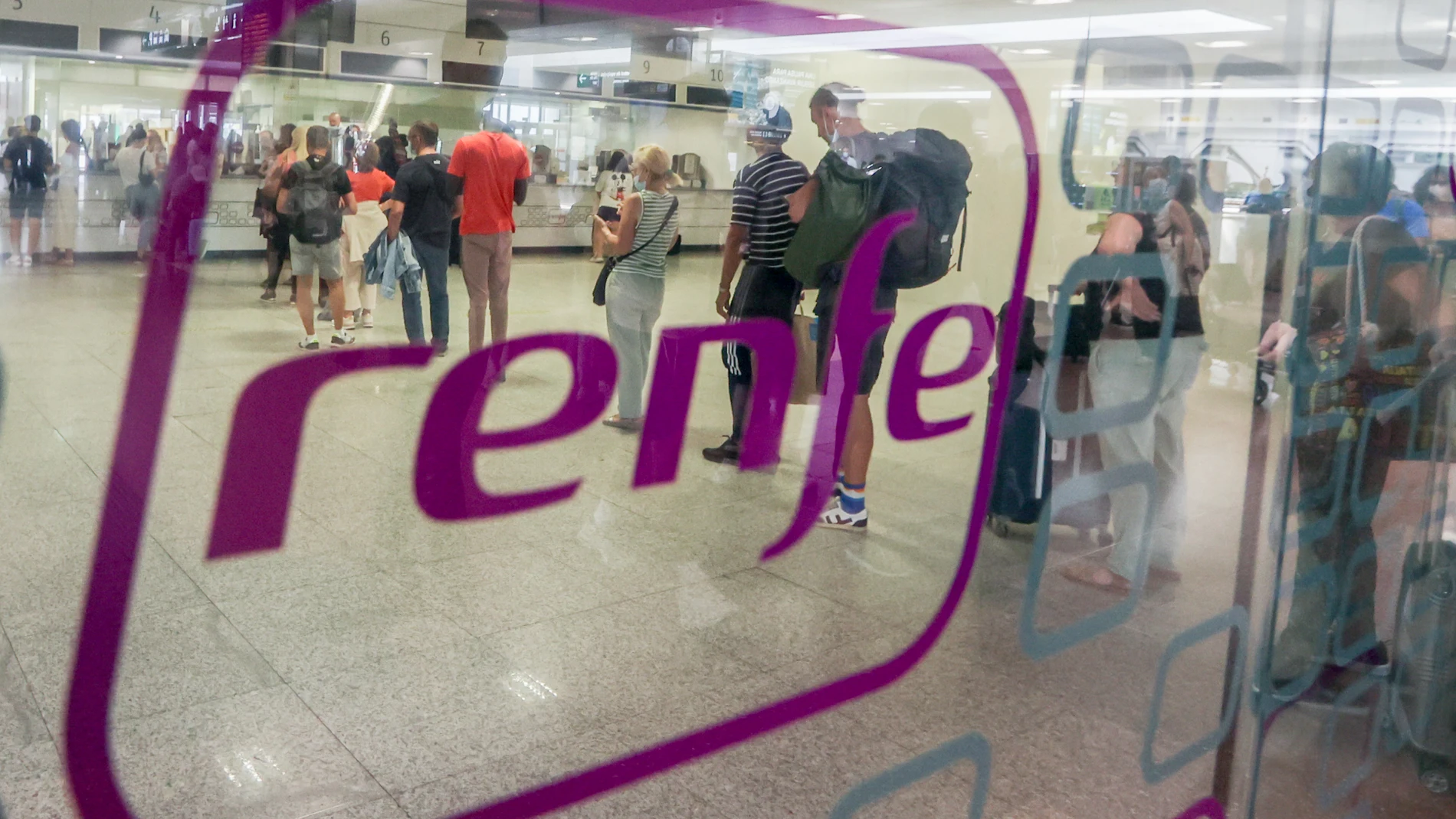 MADRID.-Renfe lanza un sistema de notificaciones para los usuarios a través de su aplicación y WhatsApp