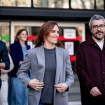 Mónica García visita a los aspirantes que se presentan al examen MIR