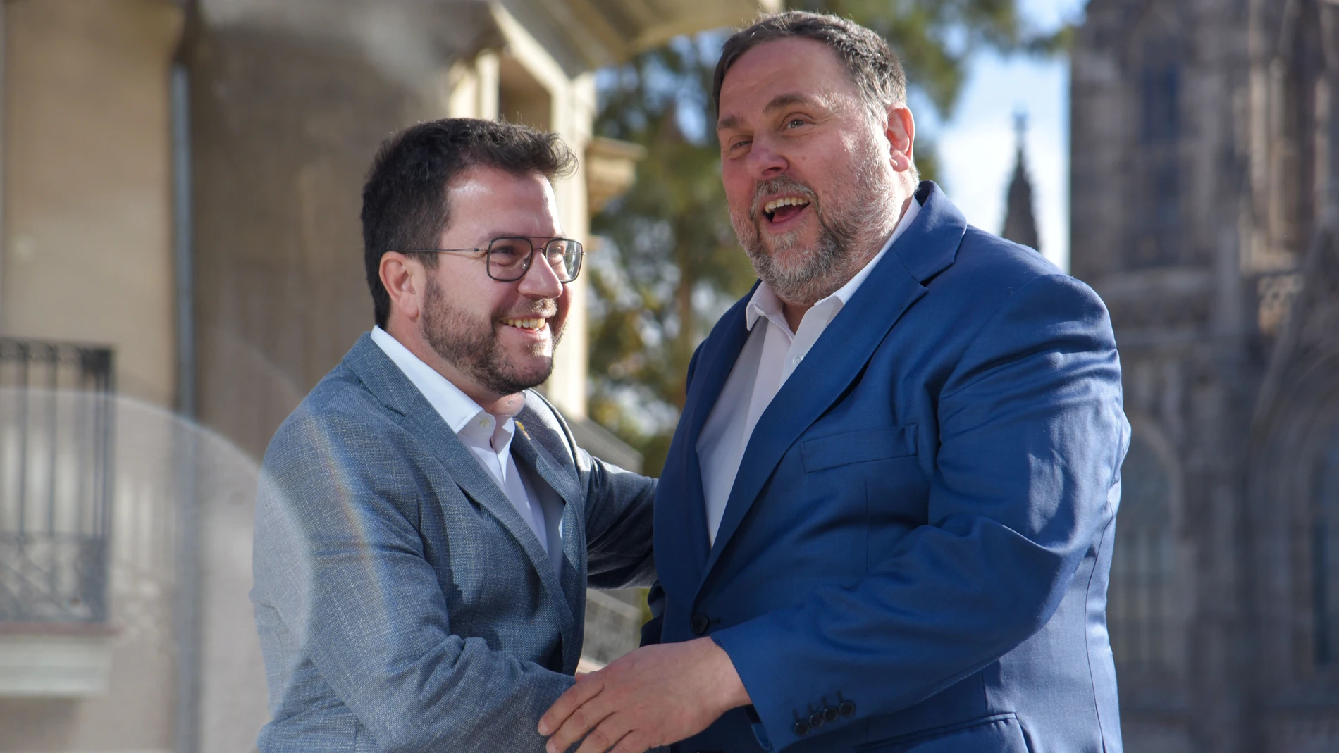 El presidente de la Generalitat de Catalunya, Pere Aragonés (i) y el presidente de ERC, Oriol Junqueras (d), posan frente a la Catedral de Barcelona tras el Consell Nacional de ERC, en el auditorio del Coac, a 20 de enero de 2024, en Barcelona, Catalunya (España). 20 ENERO 2024;BARCELONA;CONSELL NACIONAL;ERC Alberto Paredes / Europa Press (Foto de ARCHIVO) 01/01/1980