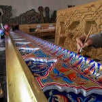 Las restauradoras Florencia Olivera (d) y Anna Bedmar (i) trabajan para reconstruir en tan solo tres meses un nuevo alfarje en madera de la Basílica Capitular del Monasterio de Sigena (Huesca)