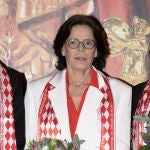 Estefanía de Mónaco con un clásico traje blanco.