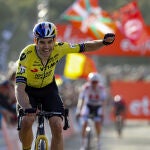 Van Aert celebra su triunfo en Benidorm