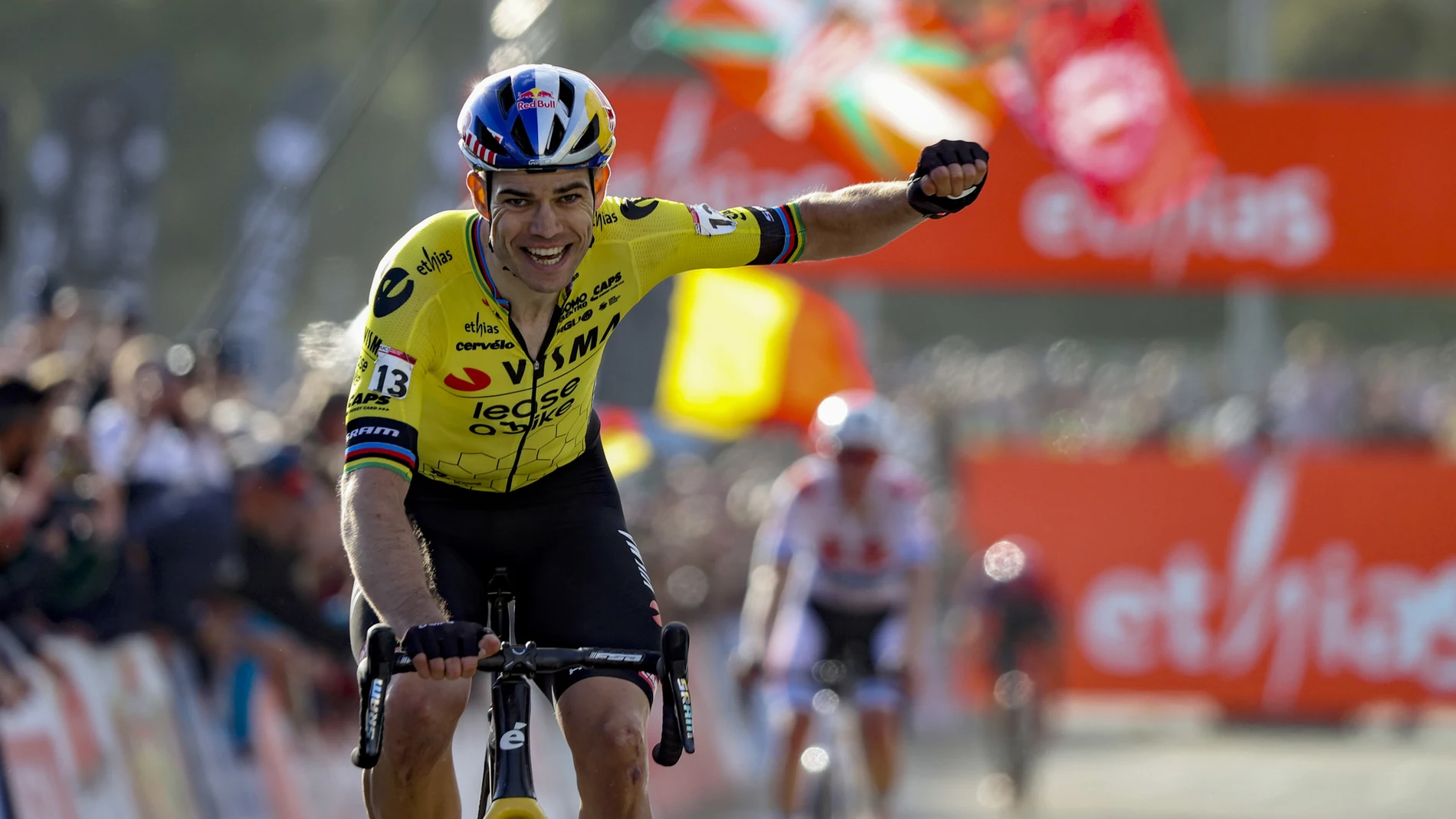 Van Aert celebra su triunfo en Benidorm