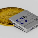 Tamño de la batería nuclear comparada con una moneda