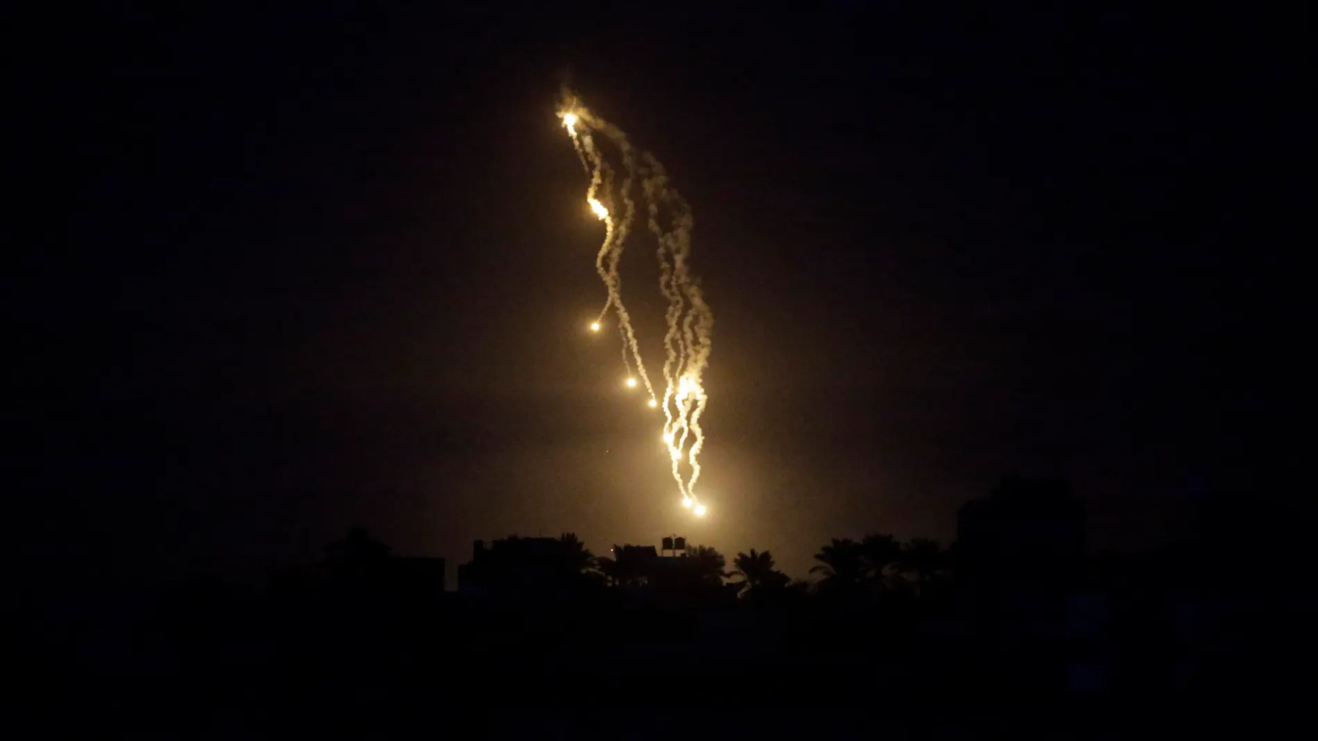 Gaza City (---), 20/01/2024.- Israeli army flares illuminate the sky over Gaza City during Israeli operation in the northern Gaza Strip, 20 January 2024. More than 25,000 Palestinians and at least 1,300 Israelis have been killed, according to the Palestinian Health Ministry and the Israel Defense Forces (IDF), since Hamas militants launched an attack against Israel from the Gaza Strip on 07 October, and the Israeli operations in Gaza and the West Bank which followed it. EFE/EPA/MOHAMMED SABER