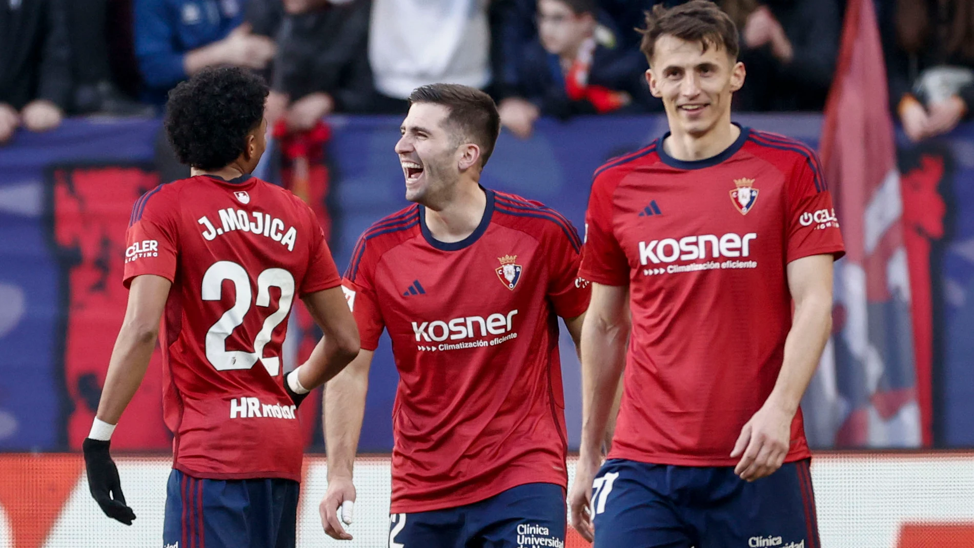 PAMPLONA (NAVARRA), 21/01/2024.- El defensa de Osasuna Jesus Areso (c) celebra su gol, tercero de su equipo y gol de la victoria, durante el partido correspondiente a la jornada 21 de LaLiga que CA Osasuna y Getafe SAD disputan este domingo en Estadio el Sadar (Pamplona). EFE/Jesus Diges