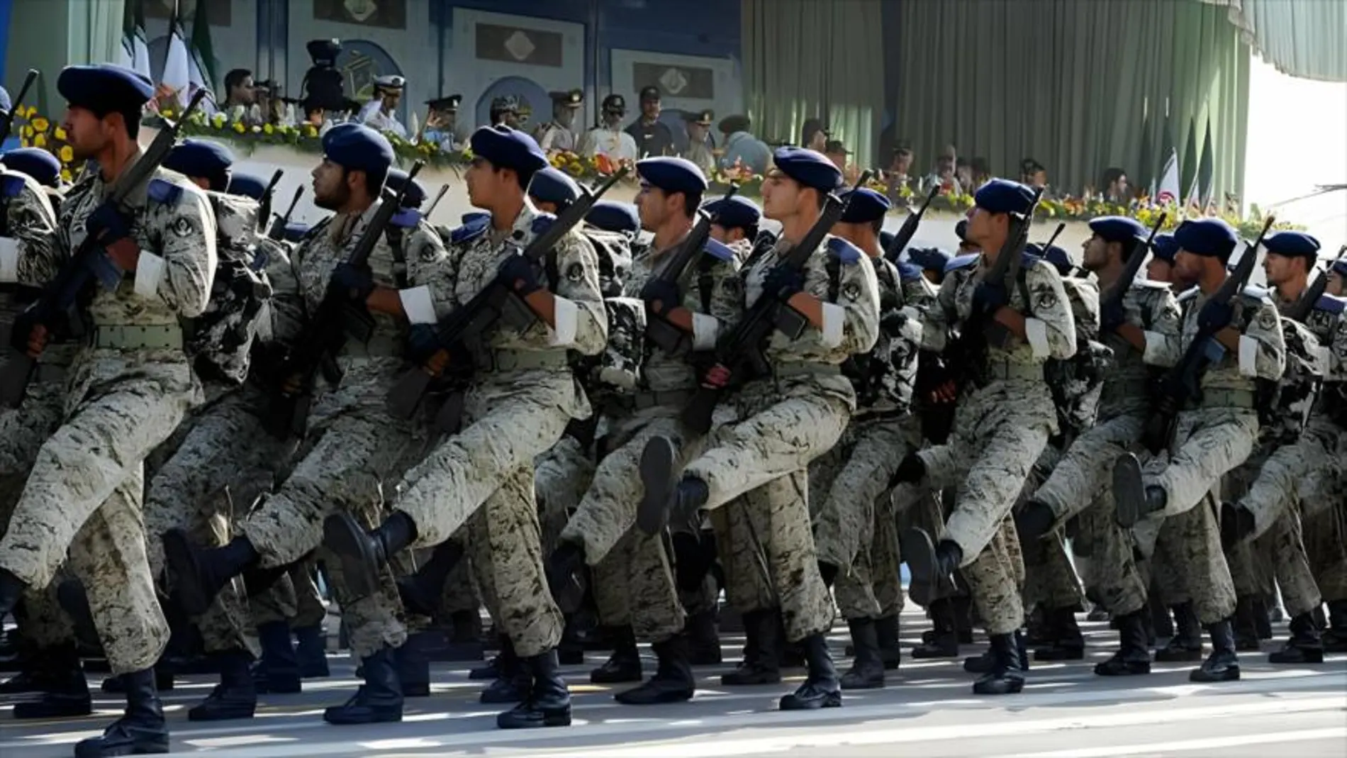 Miembros del Cuerpo de Guardianes de la Revolución Islámica marchan durante un desfile militar en Teherán