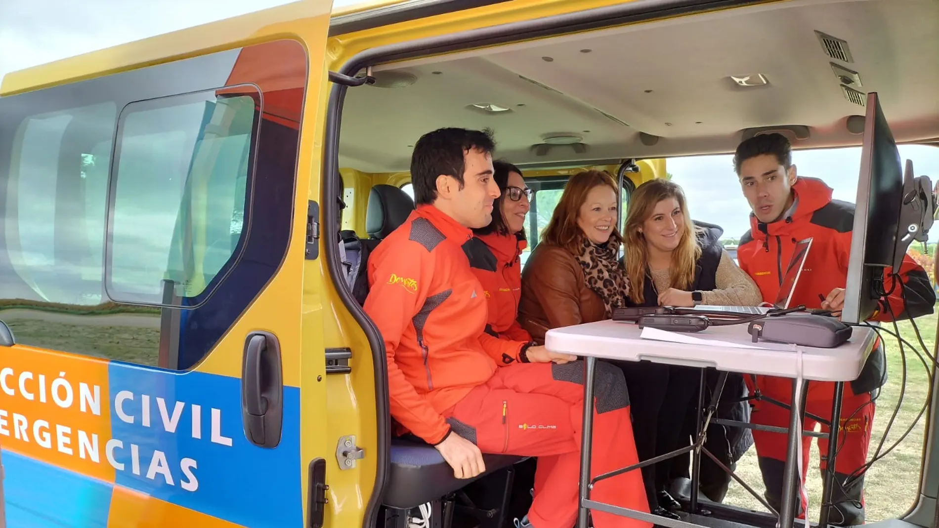 La directora de la Agencia de Protección Civil y Emergencias, Irene Cortés, visita a una unidad de Protección Civil