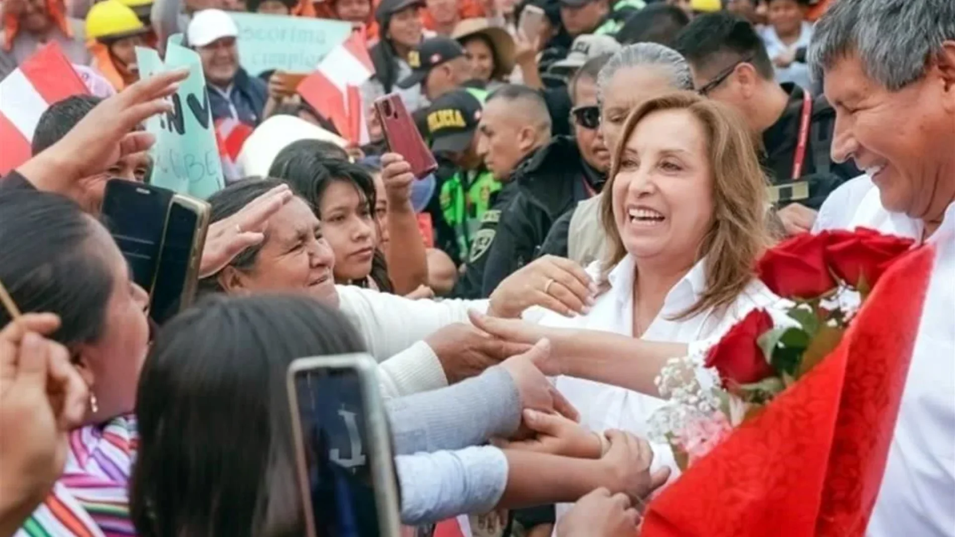 Boluarte regresó a Ayacucho por primera vez desde las manifestaciones antigubernamentales, aunque su presencia fue rechazada por grupos de familiares