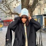 Aitana con abrigo masculino.