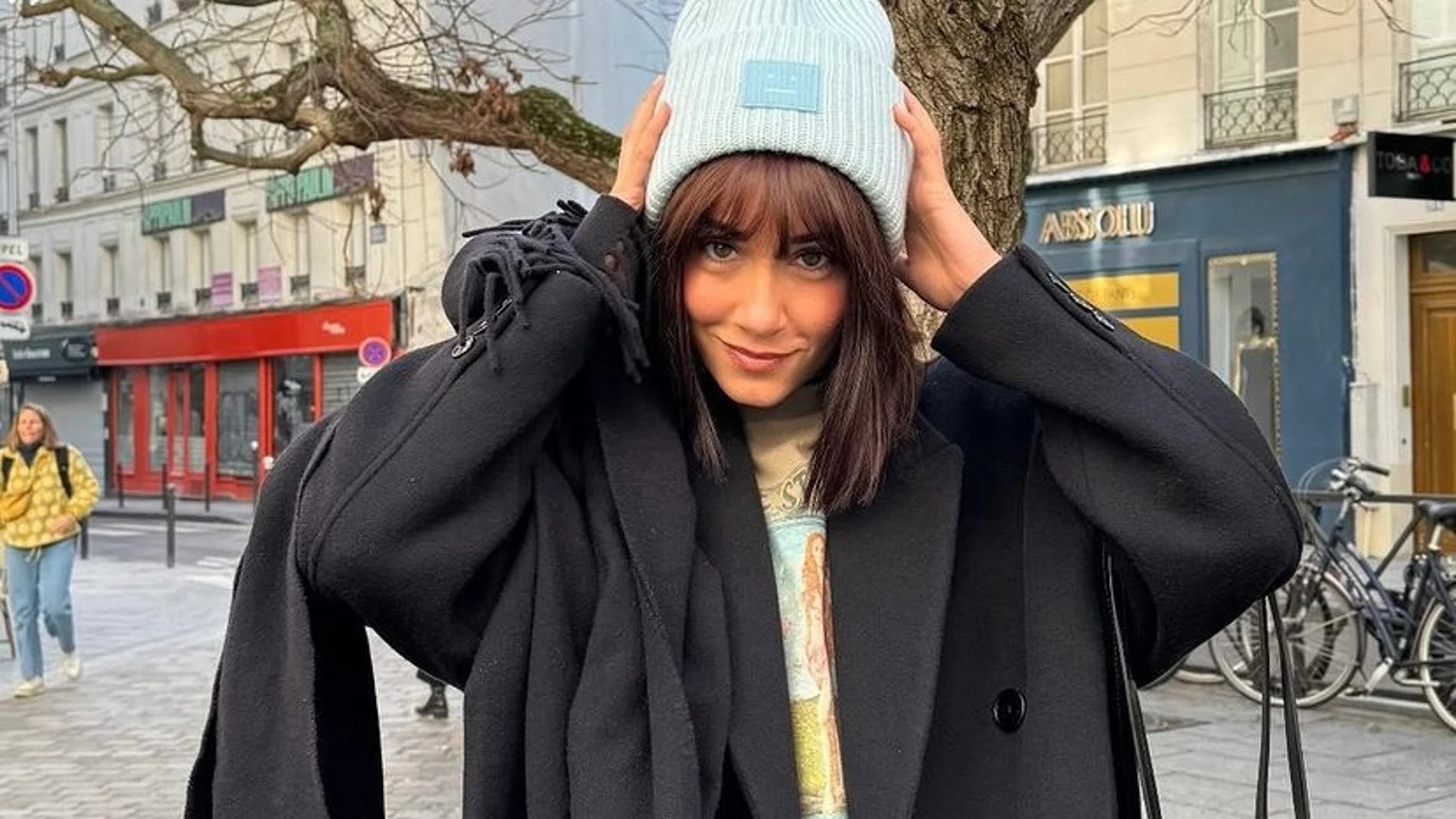 Aitana con abrigo masculino.