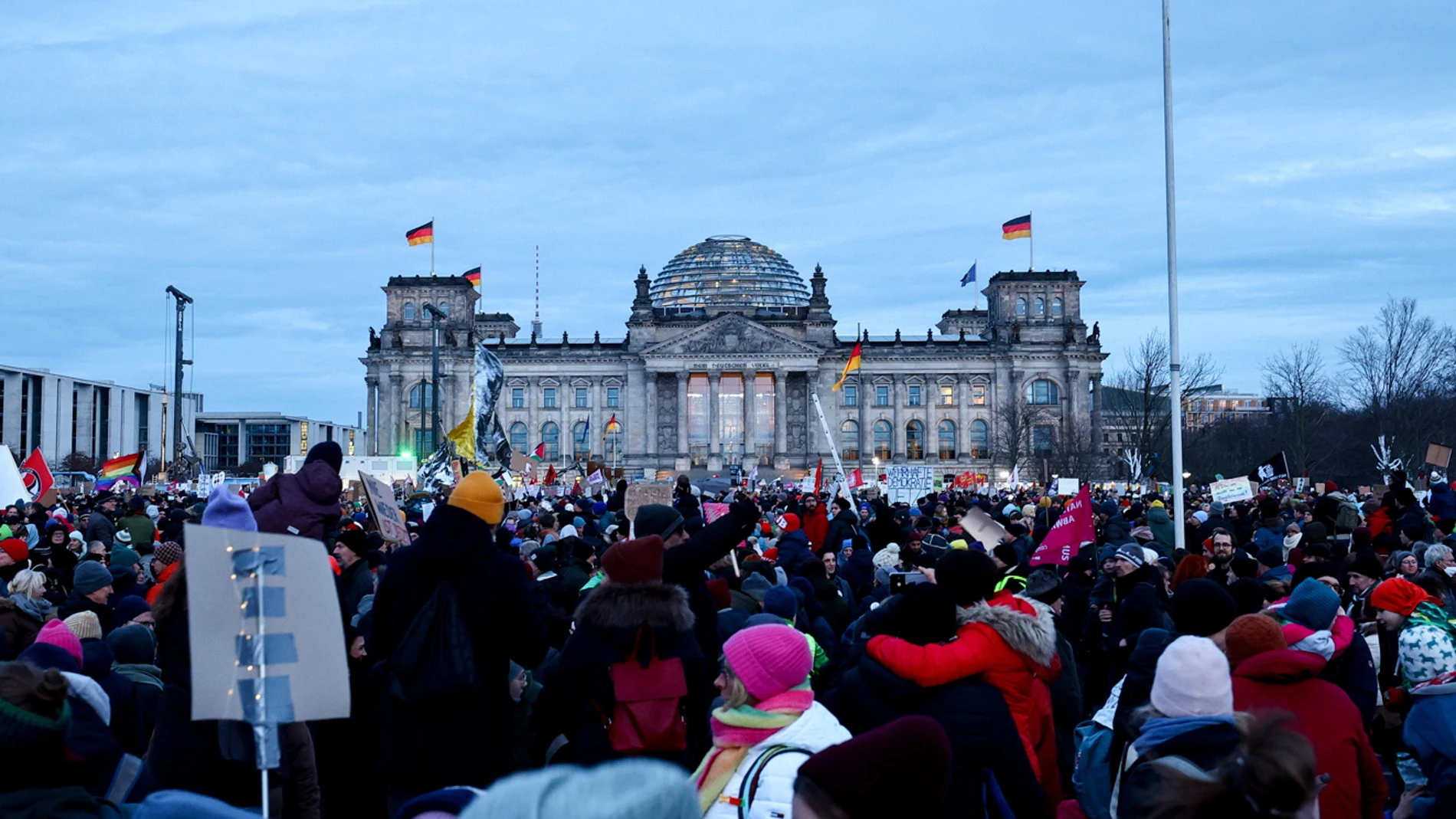Berlin (Germany), 21/01/2024.- Protesters gather in front of German parliament Bundestag, during a demonstration against the far-right Alternative for Germany (AfD) party in Berlin, Germany, 21 January 2024. The protest held under the slogan 'Defend Democracy', was organized by the Fridays for Future movement, along with other non-governmental organizations, as a reaction to revelations of the investigative journalism group Correctiv, and their report about a meeting of far-right politicians,...