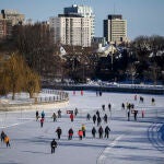 Gente patina en el Rideau Canal Skateway en Ottawa, la capital de Canadá