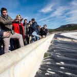 El presidente de la Generalitat, Carlos Mazón, durante su visita hoy al embalse de Toscar en Monóvar (Alicante).