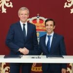 Alfonso Rueda y Rey Varela en la firma del convenio de colaboración 'Abrir Ferrol al Mar'. 