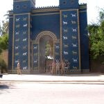 Reproducción de la Puerta de Ishtar de Babilonia, ya que la original se encuentra en el Museo de Pérgamo en Alemania