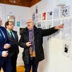 Carlos Pollán visita la Casa de la Poesía de La Bañeza de la mano de Antonio Colinas
