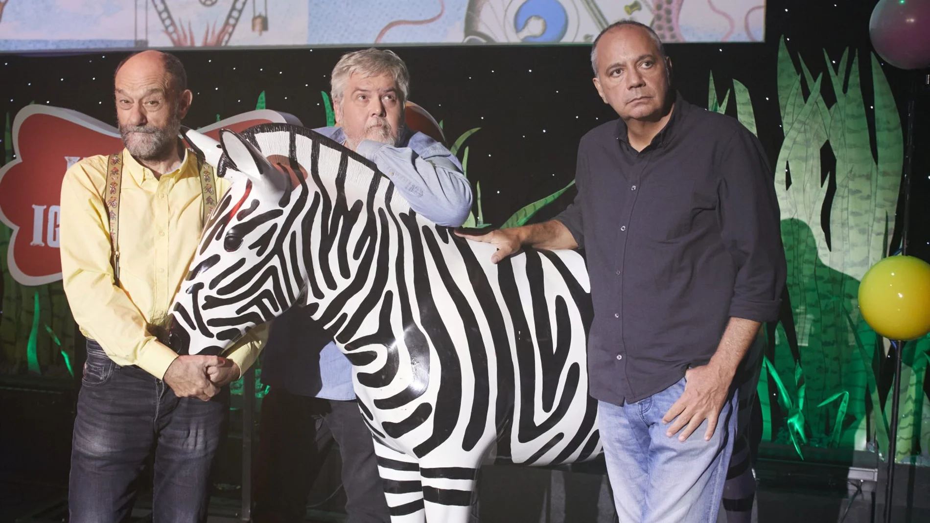 Javier Cansado, Javier Coronas y Pepe Colubi adoran a la cebra del programa