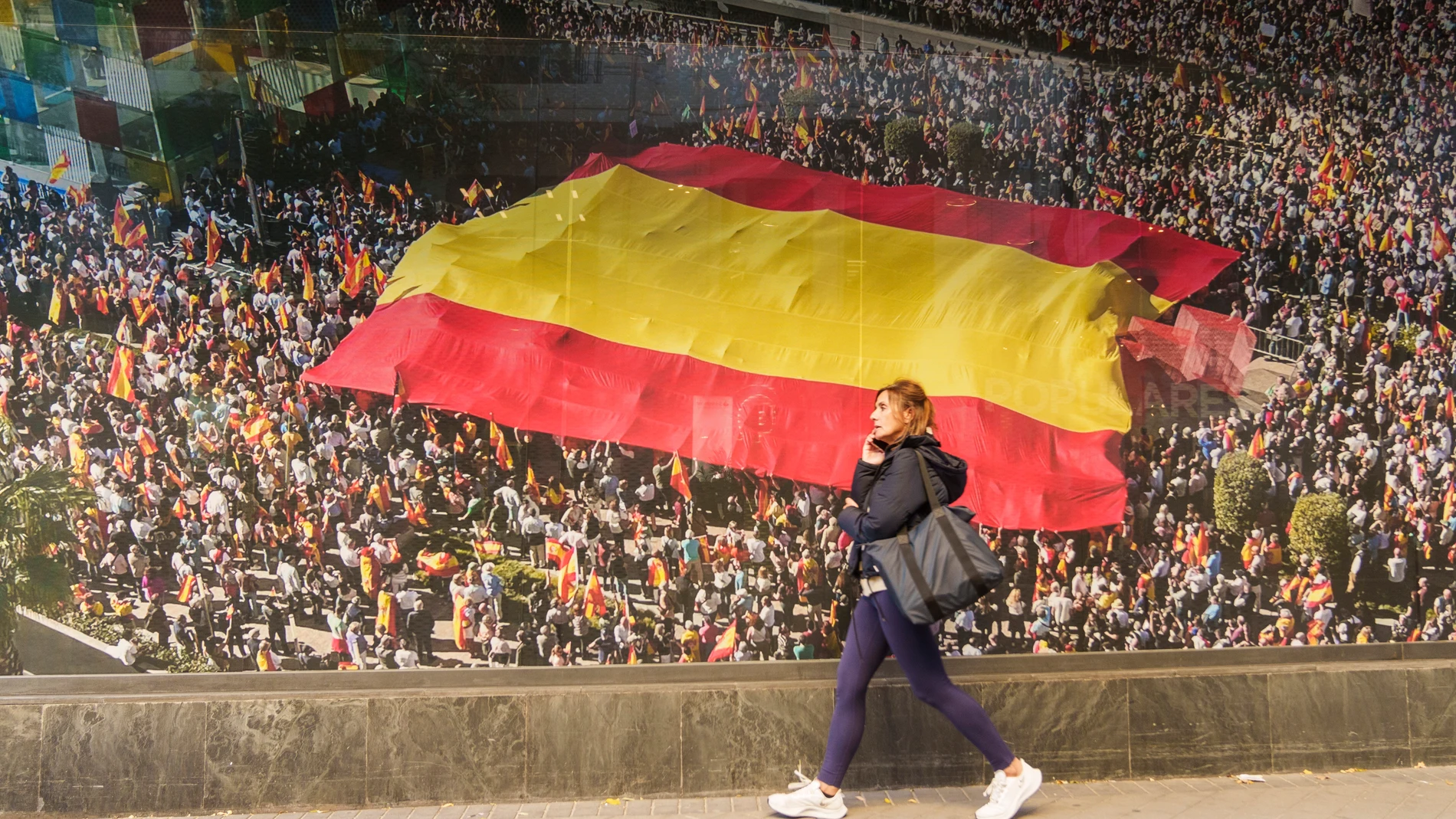 El Partido Popular cubre su sede con fotos de la manifestación contra la amnistía.