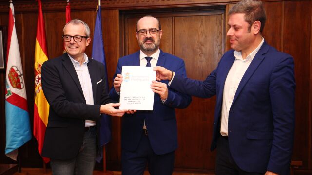 El alcalde de Ponferrada, Marco Morala, junto al primer teniente de alcalde, Iván Alonso, y el concejal de Hacienda, Luis A. Moreno 