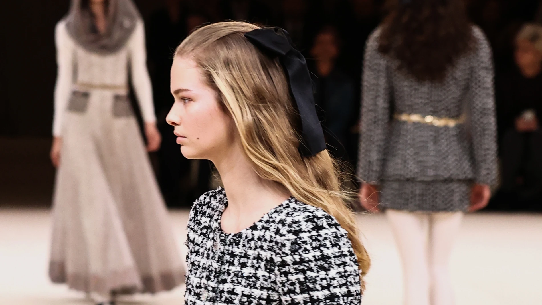 Paris (France), 23/01/2024.- A model presents a creation from the Spring/Summer 2024 Haute Couture collection by French designer Virginie Viard for Chanel during the Paris Fashion Week, in Paris, France, 23 January 2024. The presentation of the Haute Couture collections runs from 22 to 25 January. (Moda, Francia) EFE/EPA/MOHAMMED BADRA