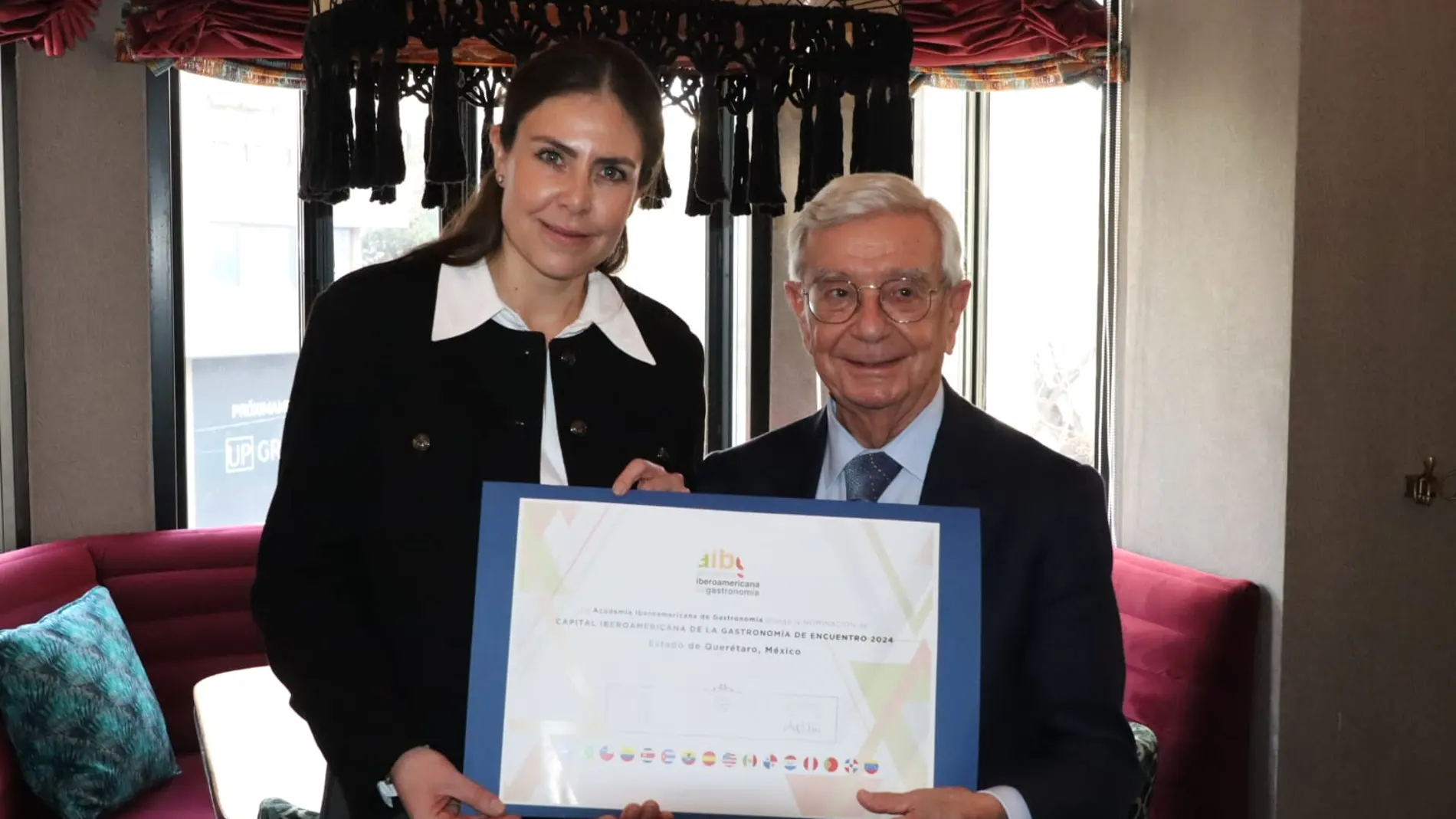 La Secretaria de Turismo de Querétaro, Adriana Vega, y el presidente de la Academia Iberoamericana de Gastronomía, Rafael Ansón Oliart