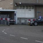 Un policía vigila armado el juicio por el crimen de Vries