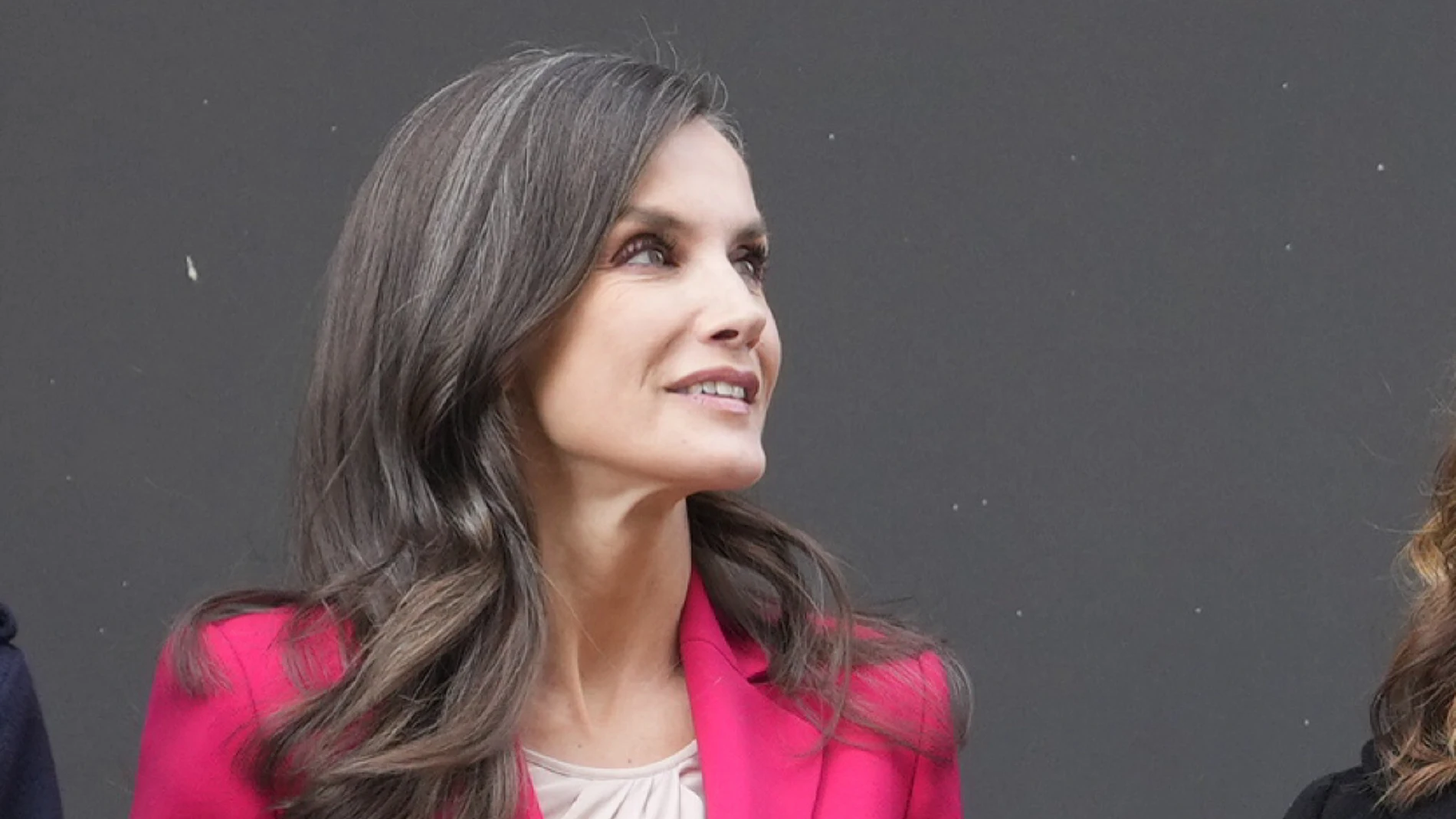 La Reina Letizia con traje rojo en lleida.