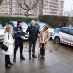 El alcalde de León, José Antonio Diez, participa en la entrega de vehículos policiales en desuso al IES Giner de los Ríos, donde ha realizado las declaraciones