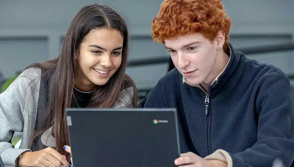 A partir de 2º de ESO, los alumnos del centro pueden optar por el Diploma Dual® USA, que ofrece la oportunidad de obtener la titulación oficial española y el American High School Diploma de los Estados Unidos