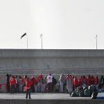 Llegan 67 migrantes en una patera al Puerto de La Estaca en El Hierro
