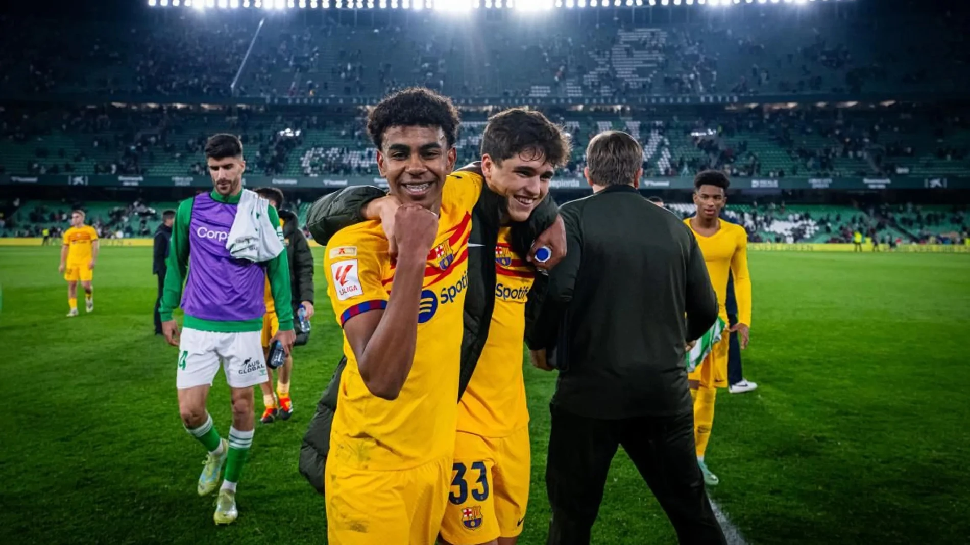 Lamine Yamal y Pau Cubarsí, después del partido con el Betis que ambos jugaron con 16 años