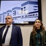 El consejero de Sanidad, Alejandro Vázquez, junto a Carmen Rodríguez, nueva gerente del Complejo Asistencial Universitario de Salamanca (CAUSA)
