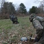 Militares ucranianos durante un módulo de desminado en España