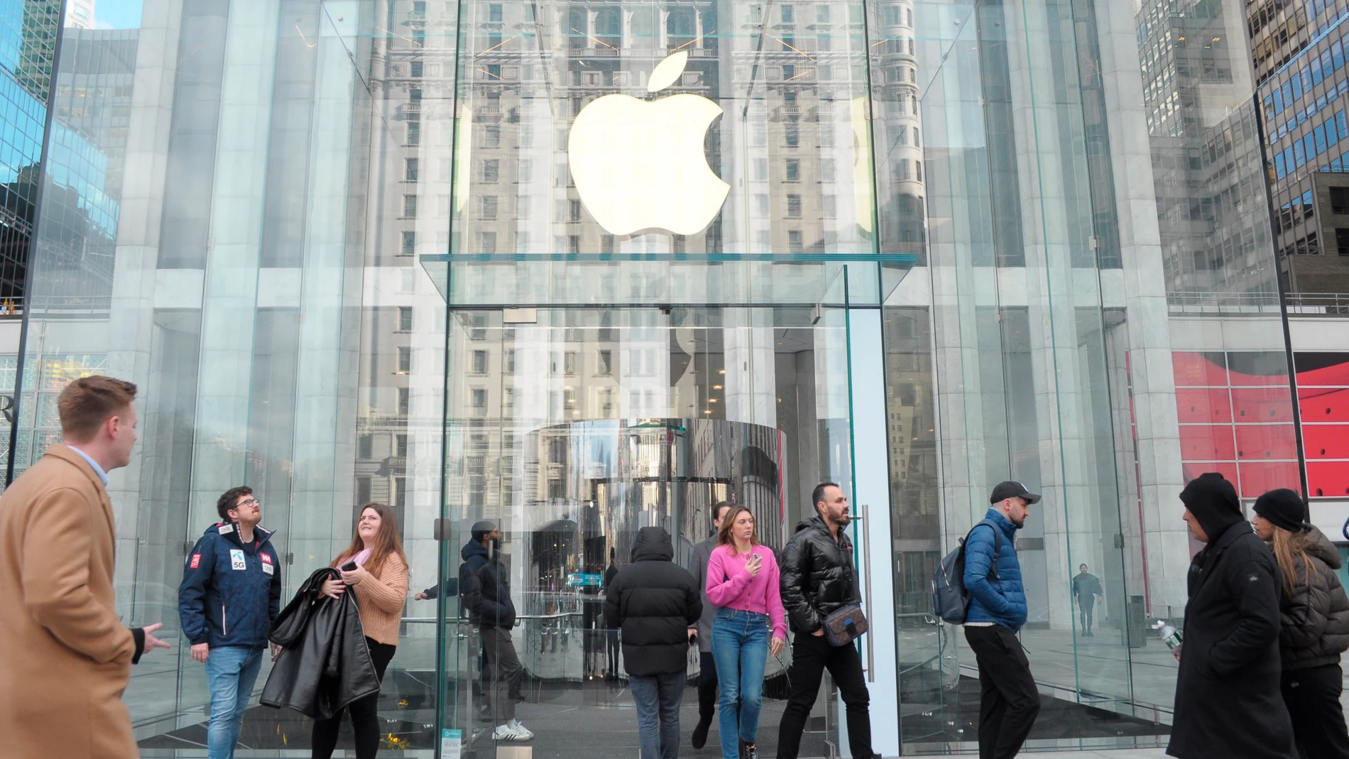 January 10, 2024, New York, United States: Customers exit an Apple store on Fifth Avenue in Manhattan, New York City. 10/01/2024