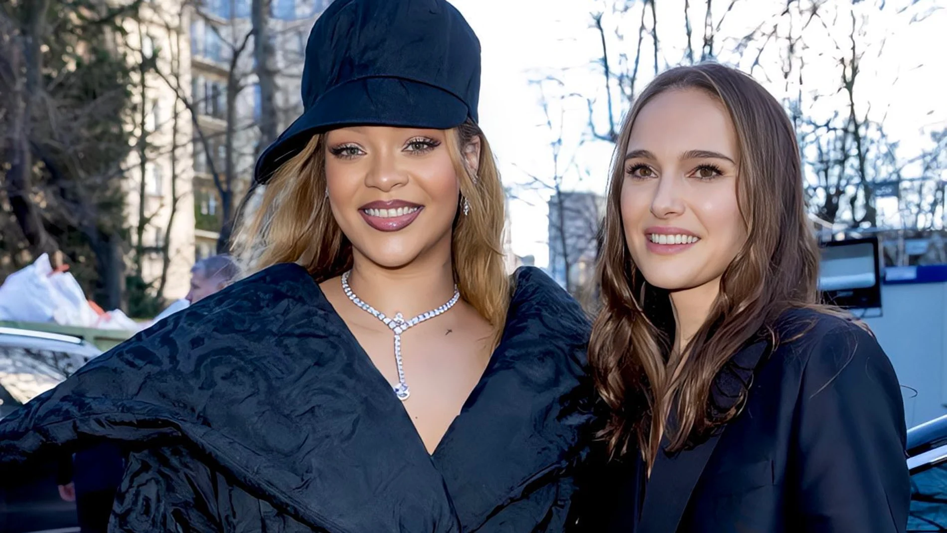 Rihanna brilla al conocer a Natalie Portman en la Alta Costura de París